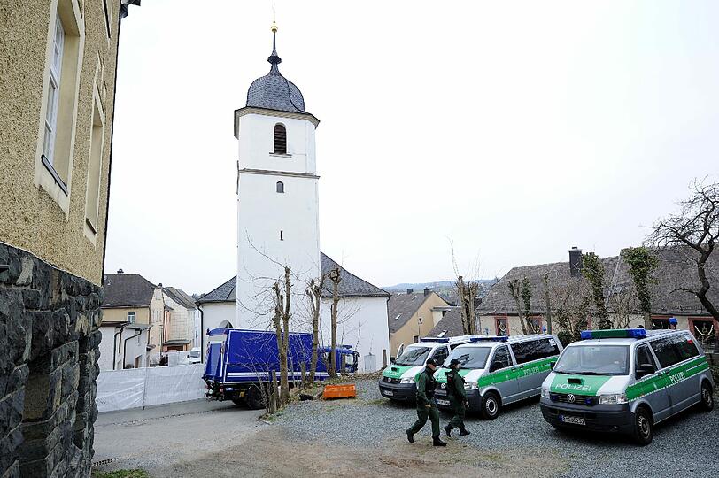 Ein Hinterhof in Lichtenberg: Die Polizei geht neuen Hinweisen nach und sucht nach der Leiche der vermissten Peggy