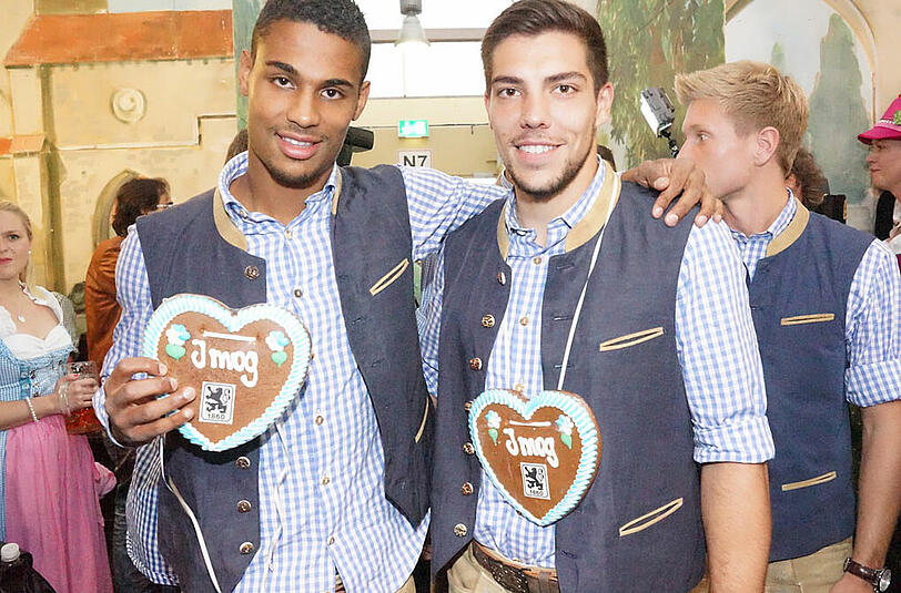 Rubin Okotie und Stefan Ortega mit Lebkuchenherzen.