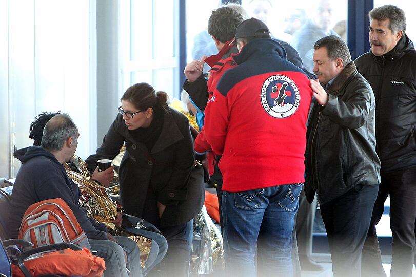 Die Geretteten der Adria-Fähre werden von Sanitätern versorgt