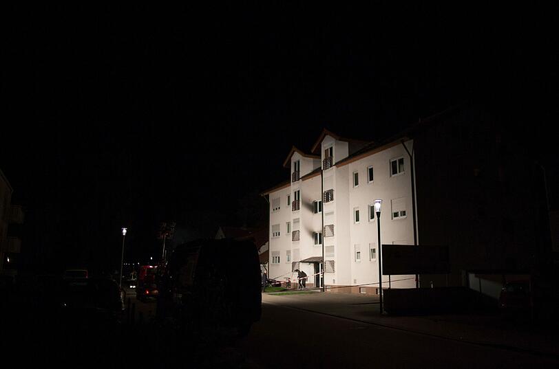 In einem hessischen Flüchtlingsheim hat es heute Nacht gebrannt. Mehrere Menschen wurden verletzt, einer sogar schwer.