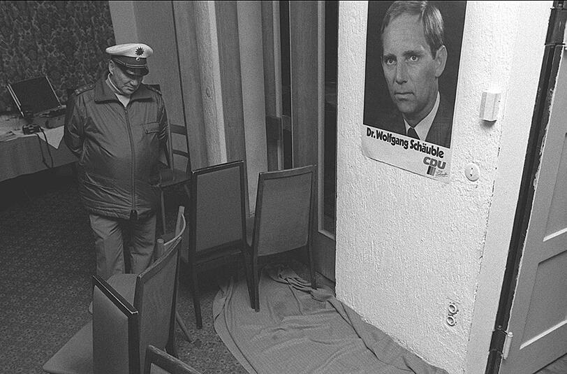 Blick auf den Tatort, der mit Stühlen von der Polizei abgesichert ist, nachdem der durch Schüsse schwer verletzte Innenminister Dr. Wolfgang Schäuble abtransportiert wurde. Aufgenommen in Oppenau (Baden-Württemberg) am 13.10.1990.