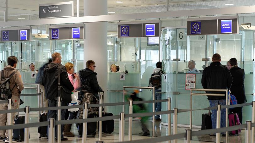 An den Ein- und Ausreisekontrollstellen am Münchner Flughafen zogen Bundespolizisten im letzten Jahr durchschnittlich zwei Reisende pro Tag mit gefälschten Dokumenten aus dem Verkehr.