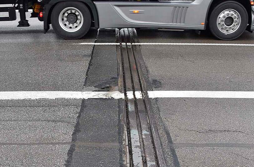 Wegen der Sperrung von zwei Spuren kommt es auf der A 99 zu starken Verkehrsbehinderungen.