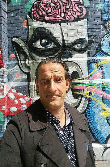 Clemens Hagen, Lokalredaktion: "Ein Traum für Selfie-Fans sind die vielen Graffitis an der Backsteinmauer des Großmarkts. Dieses Foto zum Beispiel ist entstanden an der Ecke Tumblinger- und Ruppertstraße. Dort gibt es aber auch noch zahlreiche weitere Riesenbilder, die einen perfekten Hintergrund für ein Selbstporträt abgeben. Und das Beste ist: Alle paar Monate werden die Graffitis durch neue ersetzt, sprich: übermalt. So wird das Selfiemachen an diesem Ort niemals langweilig. Und mal ehrlich: Wie viele Ecken gibt es denn in München, die &ndash; zumindest etwas hauptstädtisch &ndash; an Berlin erinnern? Eben!"
