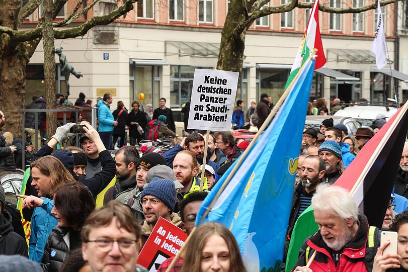 Traditionell zu Ostern marschieren die Menschen durch zahlreiche deutsche Städte. Auch in München demonstrieren hunderte für den Frieden.