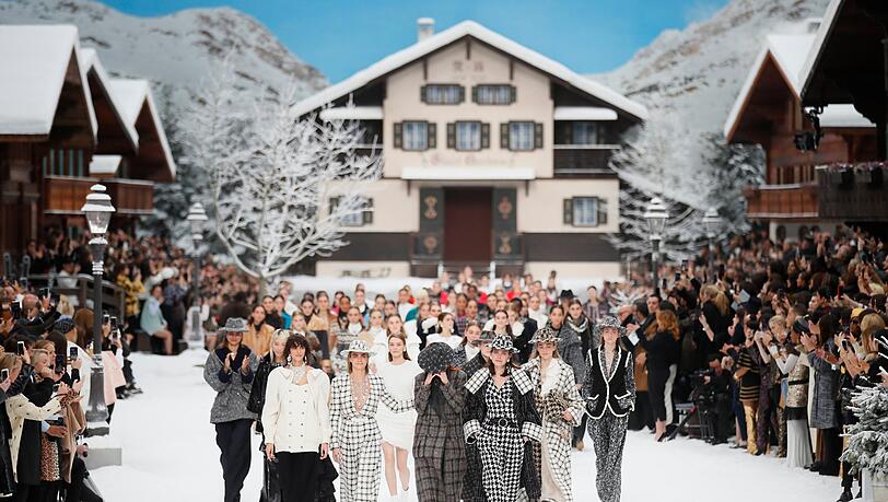 Mit einer Schweigeminute ging es los, mit David Bowies "Heroes" endete die Chanel-Show mit den letzten Entwürfen von Karl Lagerfeld (&dagger; 85) in Paris. Als Kulisse gab's ein eingeschneites Alpendorf.
