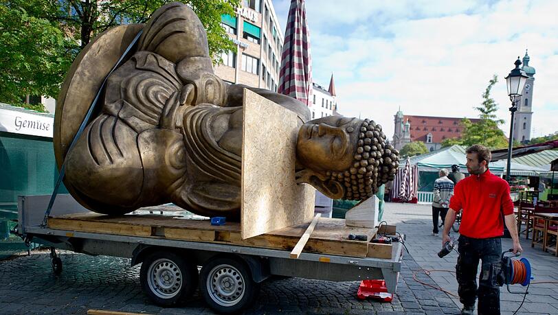 Ende einer Kunstaktion: Der liegende Buddha vom Viktualienmarkt wird abgebaut und auf einem Tieflader festgezurrt. Ende einer Kunstaktion: Der liegende Buddha vom Viktualienmarkt wird abgebaut und auf einem Tieflader festgezurrt.