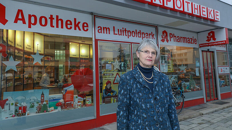 Claudia Martin vor der "Apotheke am Luitpoldpark", in der sie 30 Jahre lang Kunden betreut hat.