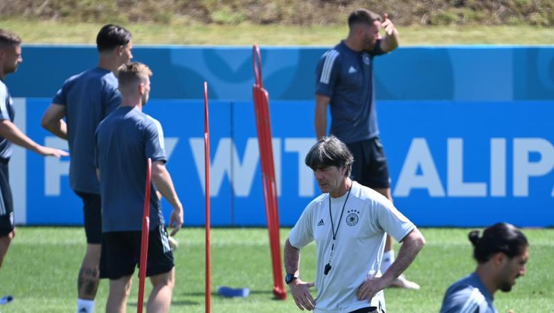 Die Europameisterschaft ist für Joachim Löw (M) das letzte Turnier als Bundestrainer.