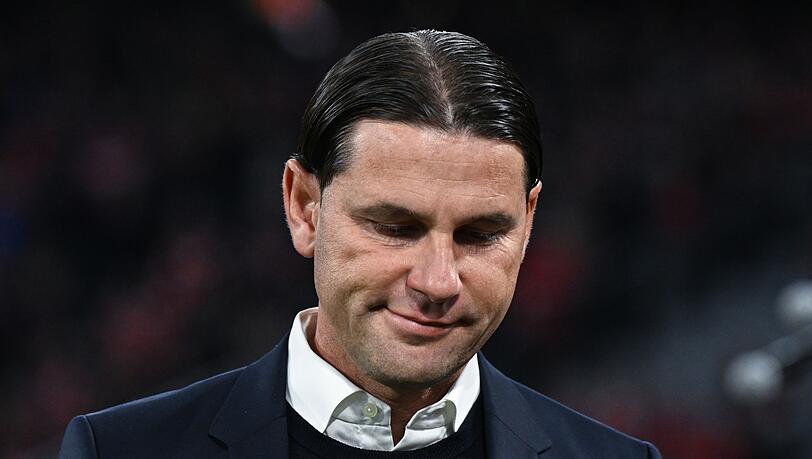 Trainer Gerardo Seoane von Leverkusen kommt vor dem Spiel in das Stadion.