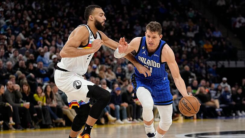 Orlandos Moritz Wagner (r) zieht gegen Minnesotas Rudy Gobert zum Korb.