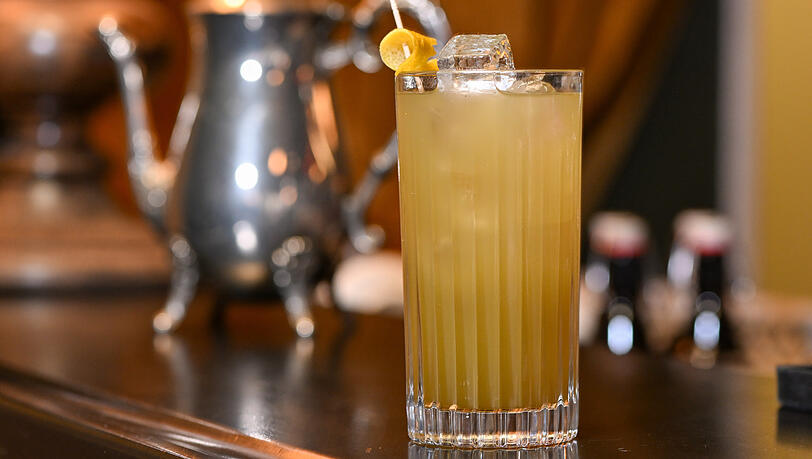 Ein Drink, den auch Menschen mit kleinerem Budget gut mixen können: der Matcha Fizz. Ein Drink, den auch Menschen mit kleinerem Budget gut mixen können: der Matcha Fizz.