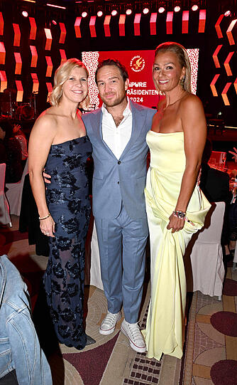 Schauspieler Frederick Lau (m.) fühlte sich an der Seite von Franziska van Almsick (r.) und Anke Huber (l.) pudelwohl.