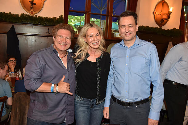 Francis Fulton-Smith und Saskia Greipl-Kostantinidis zusammen mit Georg Eisenreich. Francis Fulton-Smith und Saskia Greipl-Kostantinidis zusammen mit Georg Eisenreich.