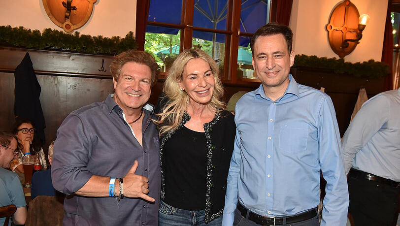 Francis Fulton-Smith und Saskia Greipl-Kostantinidis zusammen mit Georg Eisenreich. Francis Fulton-Smith und Saskia Greipl-Kostantinidis zusammen mit Georg Eisenreich.