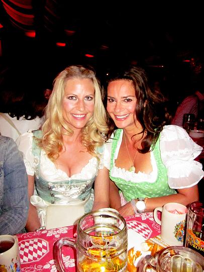 Viel Dekolletee im süßen Alpenprinzessin-Dirndl: Isabella Müller-Reinhardt und Gitta Saxx