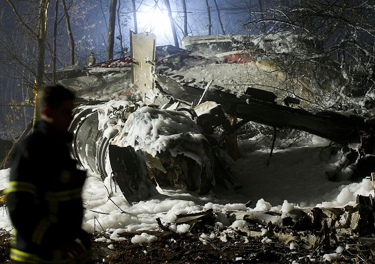 Am Donnerstagabend war ein Kleinflugzeug aus dem österreichischen Linz kommend bei Nebel in ein Waldstück nahe des Flugplatzes gestürzt und in Flammen aufgegangen.

Dass die weiteren Insassen noch lebend gefunden werden, sei sehr unwahrscheinlich, hieß es. Die Polizei ging am Morgen davon aus, dass insgesamt fünf oder sechs Menschen in dem Flugzeug saßen. Am Abend waren zunächst drei Leichen geborgen worden - die Bilder.