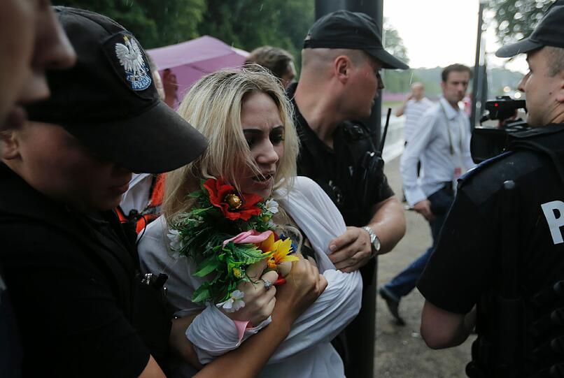 Bereits zum Auftaktspiel der Fußball-Europameisterschaft hatten Aktivistinnen der Gruppe Femen in Warschau halbnackt gegen Sextourismus demonstriert - die Bilder.