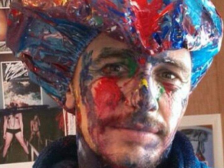 James Franco präsentiert sich farbenfroh