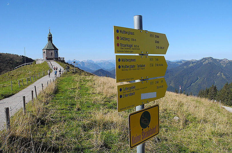 Ein Wegweiser am Wallberg. Die Münchnerin machte sich vom Wallberghaus mitten in der Nacht auf den Weg ins Tal.
