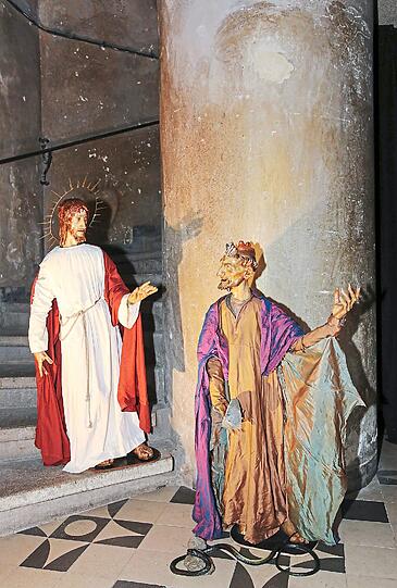 "Die Versuchung Jesu durch den Teufel" ist die älteste ausgestellte Krippe, datiert aus dem Jahr 1607, ist auf einer dunklen Steintreppe der Rathausgalerie perfekt inszeniert, denn sie symbolisiert, wie der erwachsene Jesus vom Bösen verführt wird &ndash; in Gestalt eines Teufels.