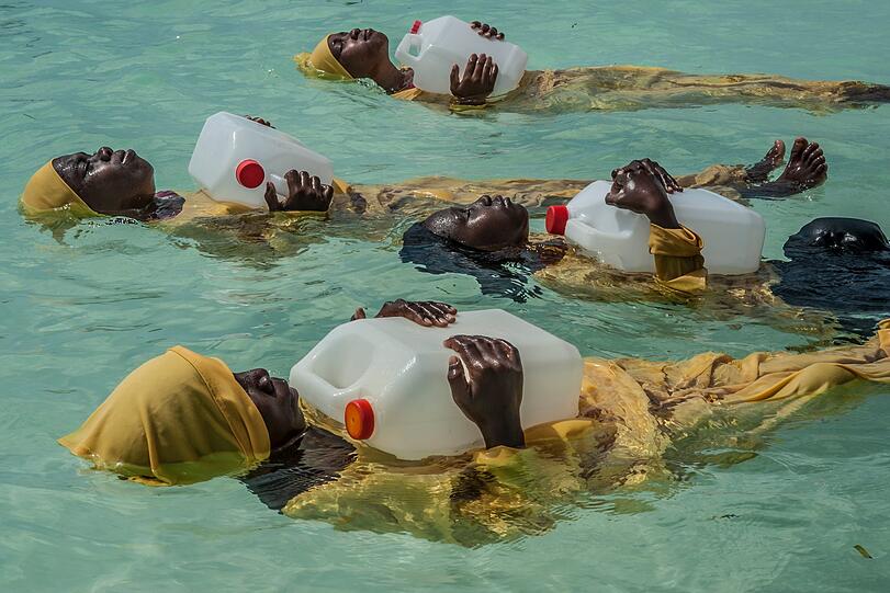 "Finding Freedom in the Water" von Anna Boyiazis.