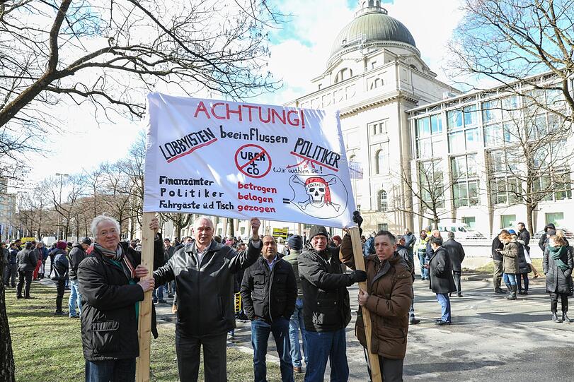 Die Münchner Taxifahrer demonstrierten am Mittwoch vor der Staatskanzlei.