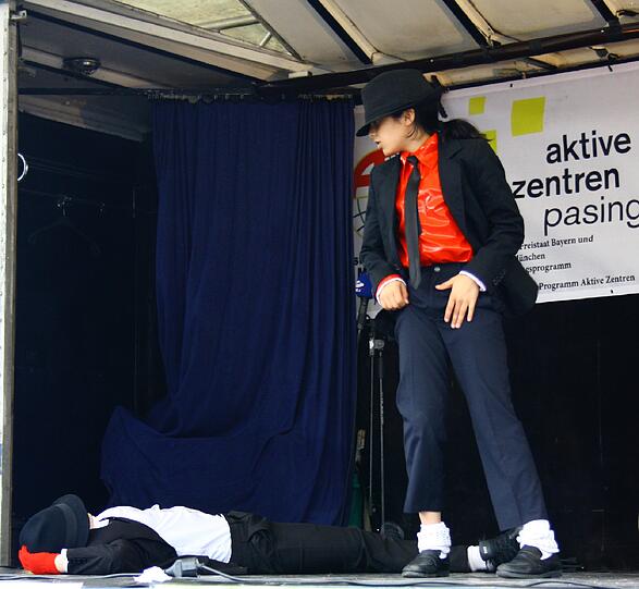 Auf der Bühne imitieren Kinder Michael Jackson.