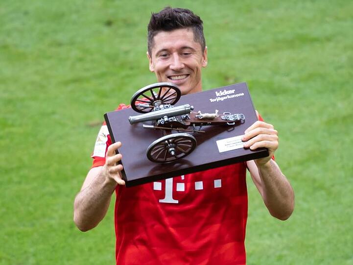 Bayern-Stürmer Robert Lewandowski mit der Torjägerkanone.