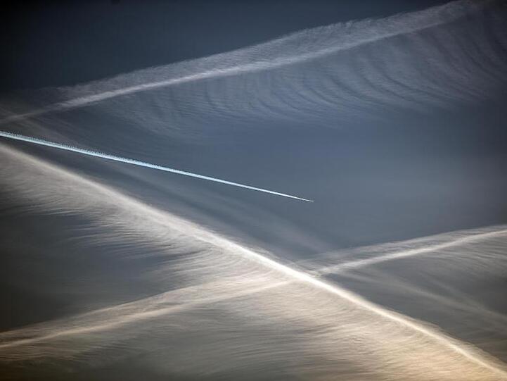 Kondensstreifen am Himmel.