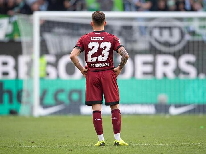 Nürnbergs Tim Leibold steht auf dem Feld. Foto: Swen Pförtner/Archivbild