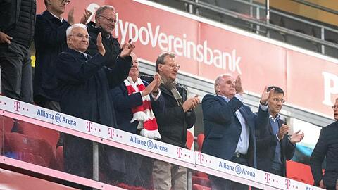 Jubeln ohne Abstand: Die Bayern-Spitze beim Sieg gegen Schalke 04.