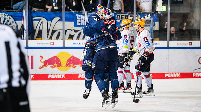 Ein Freudenhüpfer: Filip Varejcka (l.) und Justin Schütz bejubeln einen der sieben Treffer des EHC gegen Bremerhaven.