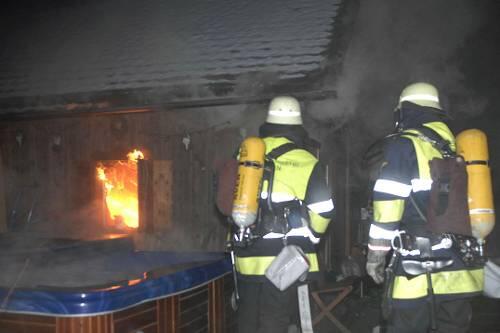 Löscharbeiten am Säbener Platz: ein Gartenhäuschen mit Sauna ging während einer Feier in Flammen auf.