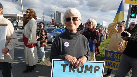 Petra kann nicht verstehen, warum Trump dem Kremlchef "den roten Teppich" ausrollt.