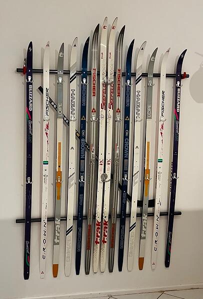 Langlaufski hat der junge Designer als Garderobe montiert.