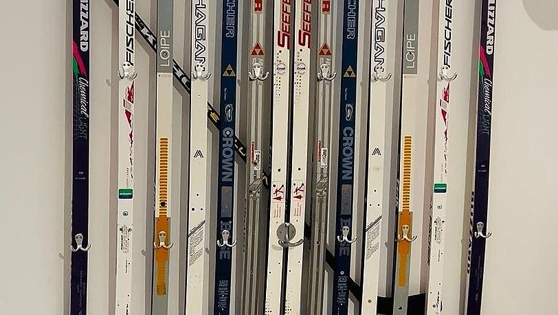 Langlaufski hat der junge Designer als Garderobe montiert. Langlaufski hat der junge Designer als Garderobe montiert.