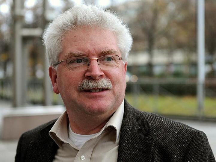 Bayerns FDP-Wirtschaftsminister Martin Zeil fährt nun Hybrid.