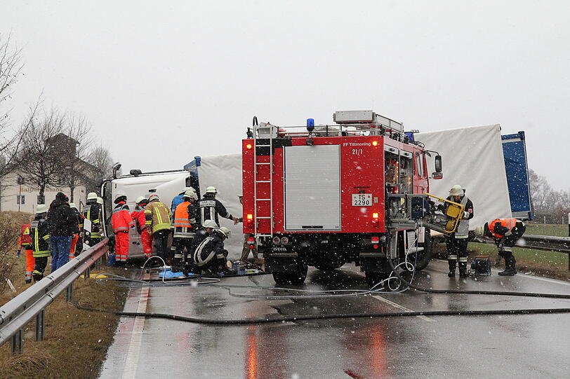 Starker Wind macht Bayerns Straßen unsicher: Am Freitag erfasste eine Windböhe einen LKW - der dadurch umstürzte und die Fahrbahn in beide Richtungen blockierte. Der Fahrer hatte Glück - er wurde nur leicht verletzt. Die Bilder!