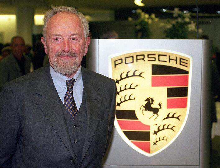 Ferdinand Porsche (11.12.1935 - 05.04.2012): Der deutsche Auto-Designer entwarf die Sportwagen-Ikone Porsche 911. Die bestimmende Rolle im Unternehmen musste der Enkel des Firmengründers Ferdinand Porsche seinem Cousin Ferdinand Piëch überlassen.