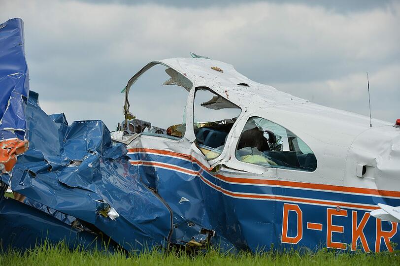 Die einmotorige Propellermaschineliegt am 14.06.2013 in der Nähe der Ortschaft Diebach (Bayern) nach einem Absturz auf einem Acker.