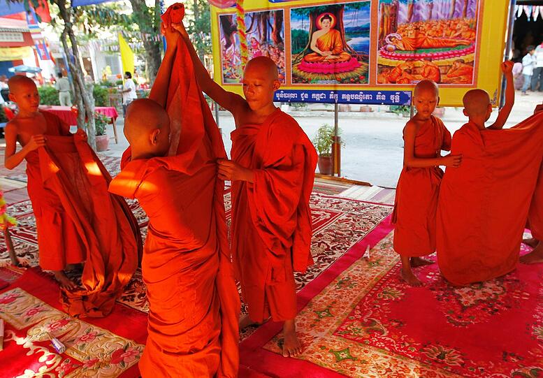 Jungen, die zu buddhistischen Mönchen ausgebildet werden, nehmen an einer Zeremonie in einer Pagode in der Takeo-Provinz in Kambodscha teil.
