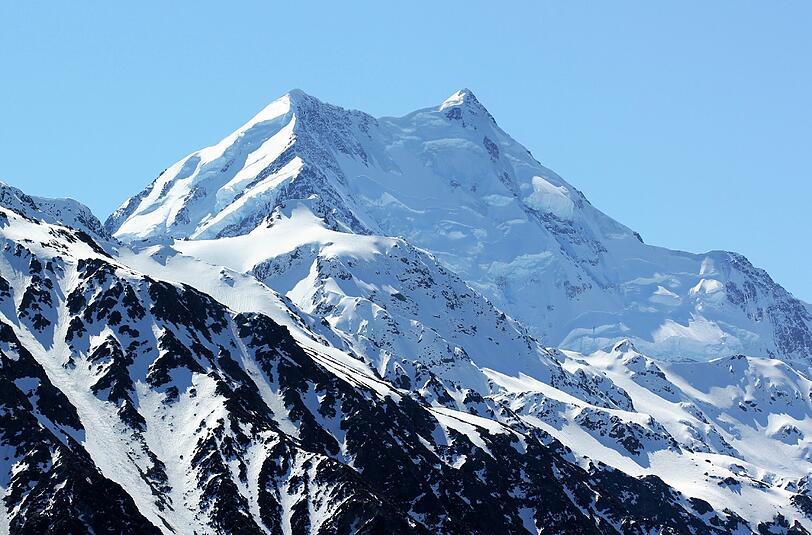 Der Mount Cook ist gut 3750 Meter hoch und gerade in den Sommermonaten - in Neuseeland ist jetzt Hochsommer - ein beliebtes Ausflugsziel für Bergsteiger aus aller Welt.