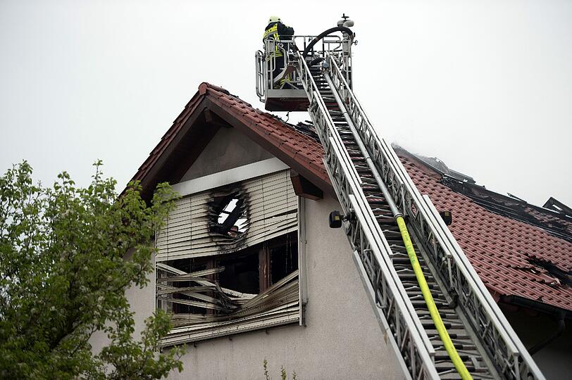 In diesem Wohnhaus in Köln lagen die beiden Leichen. Die Feuerwehr ist noch mit den Löscharbeiten beschäftigt.