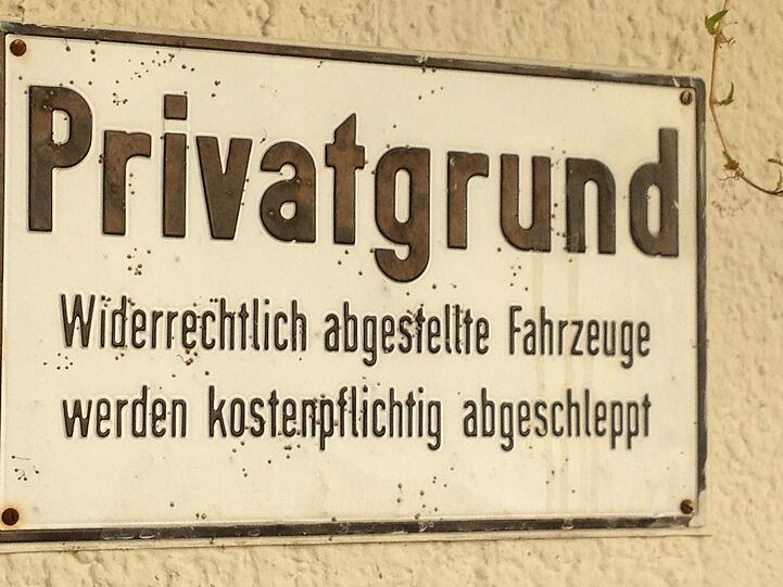 In diesen Innenhof in der Maxvorstadt darf man fast gar nichts - zumindest wenn es nach den Schildern geht.