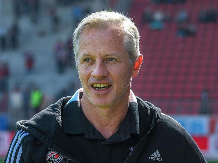 Nürnbergs Neucoach Jens Keller steht vor einem Spiel im Stadion. Foto: Armin Weigel/dpa