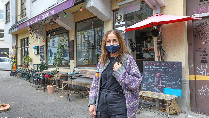 Margarete Freudenstadt vor ihrer Café-Bar "Tabula Rasa". Sie verkauft nun Currys, Eintöpfe, Salate und Kuchen zum Mitnehmen. Margarete Freudenstadt vor ihrer Café-Bar "Tabula Rasa". Sie verkauft nun Currys, Eintöpfe, Salate und Kuchen zum Mitnehmen.