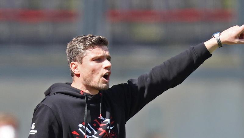 Der Nürnberger Trainer Robert Klauß reagiert auf den Spielverlauf.