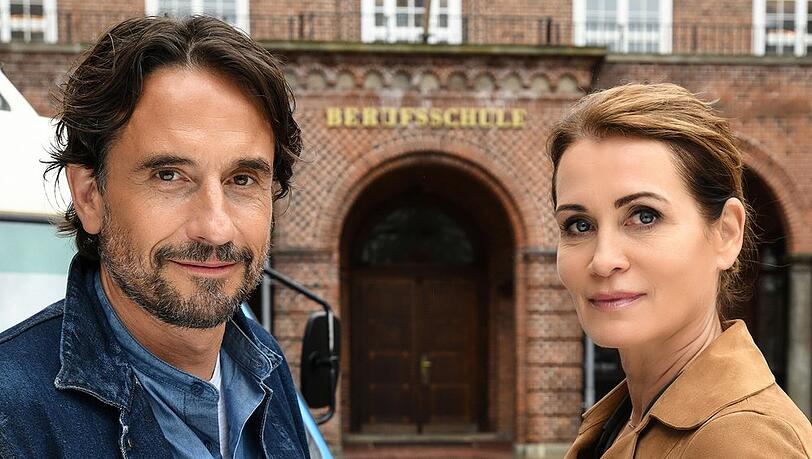 Oliver Mommsen und Anja Kling sind in "Schule am Meer - Frischer Wind" gemeinsam zu sehen.