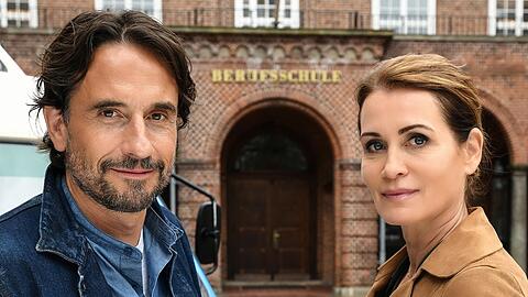 Oliver Mommsen und Anja Kling sind in "Schule am Meer - Frischer Wind" gemeinsam zu sehen.